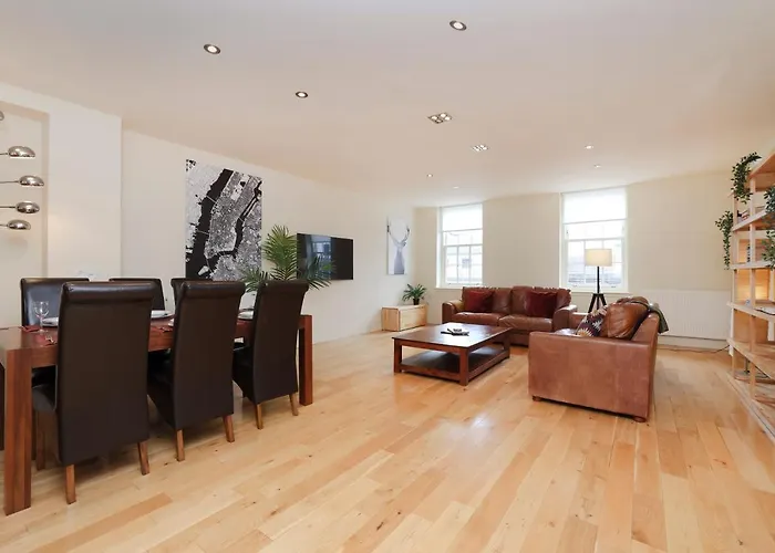 Joivy Spacious 2 Bed,2 Bath Flat, Free Parking And Rooftop Terrace