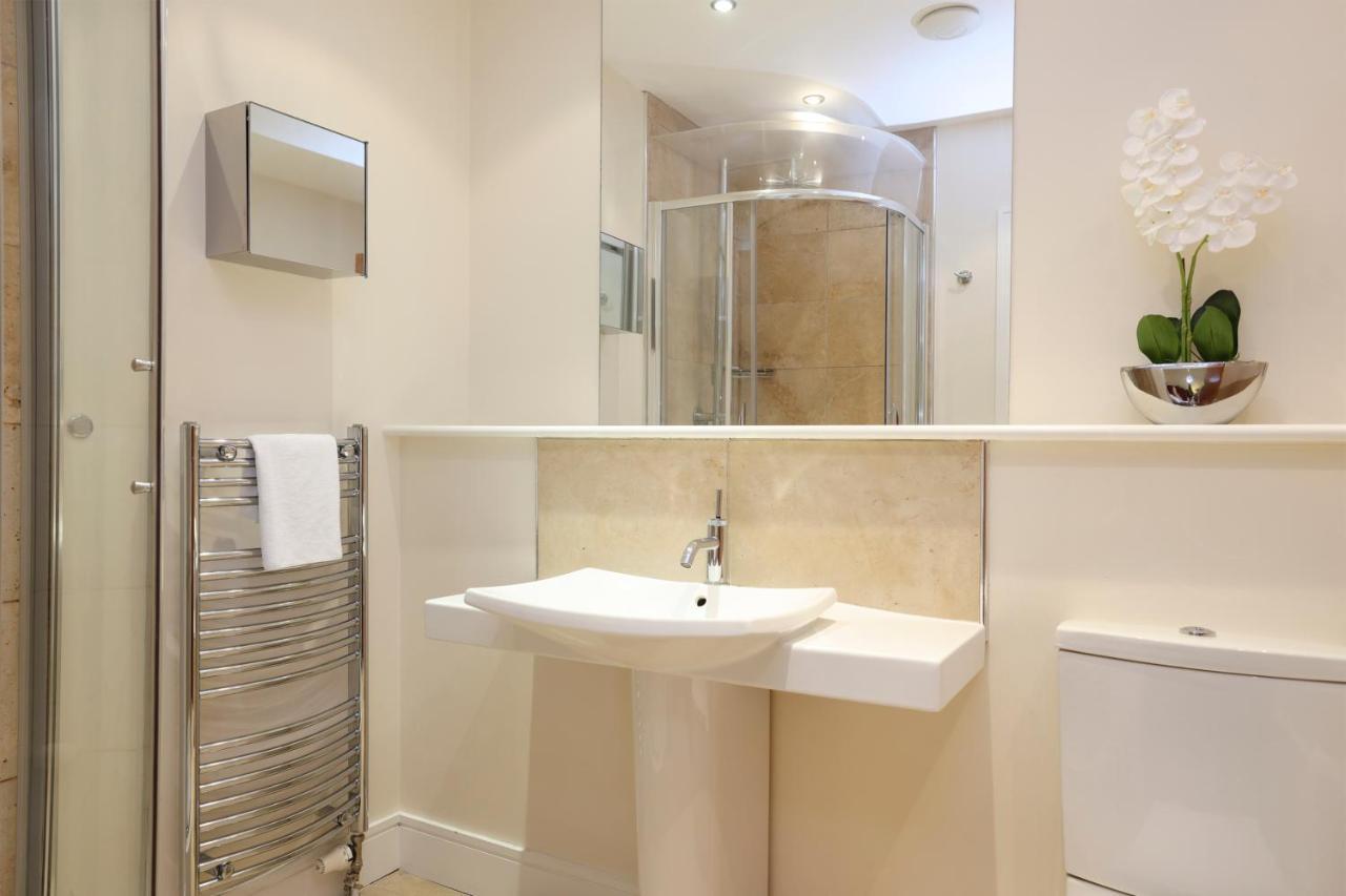 Joivy Spacious 2 Bed,2 Bath Flat, Free Parking And Rooftop Terrace Appartamento