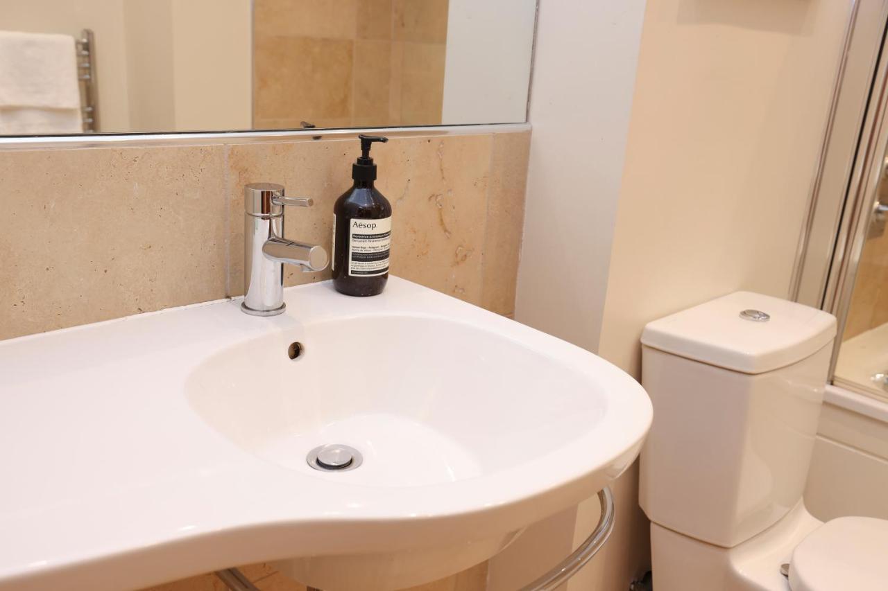 Joivy Spacious 2 Bed,2 Bath Flat, Free Parking And Rooftop Terrace Appartamento Edimburgo