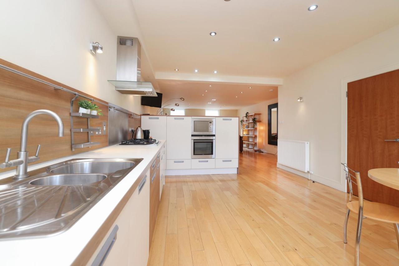 Joivy Spacious 2 Bed,2 Bath Flat, Free Parking And Rooftop Terrace * Edimburgo