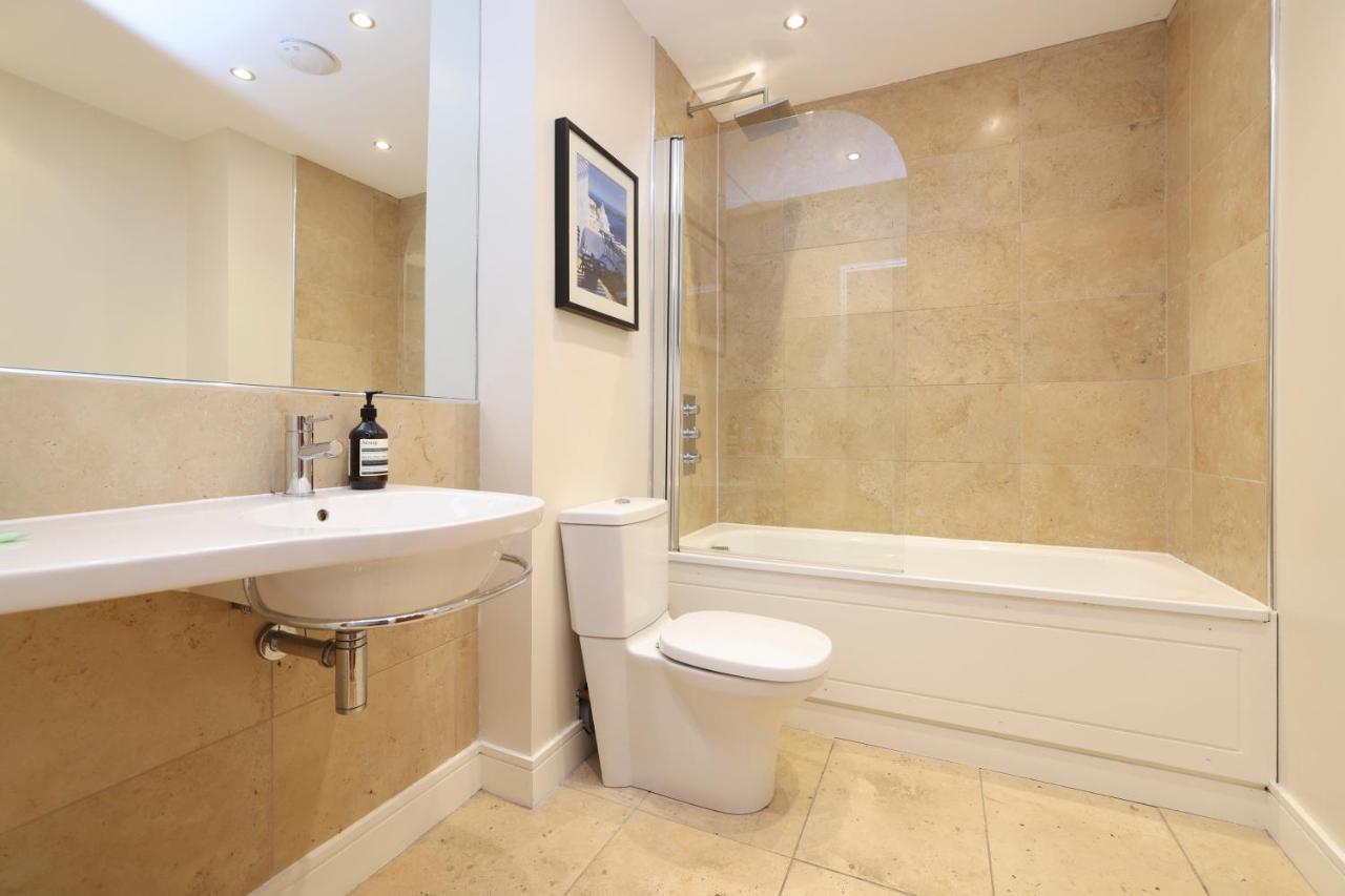 Joivy Spacious 2 Bed,2 Bath Flat, Free Parking And Rooftop Terrace Appartamento *